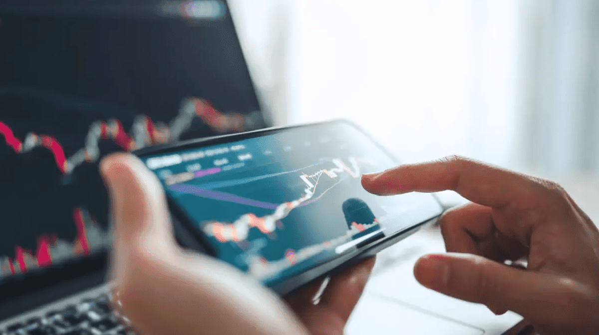 Featured image for Analyst Predicts Bitcoin Bottom, Hints at Potential Christmas Rally