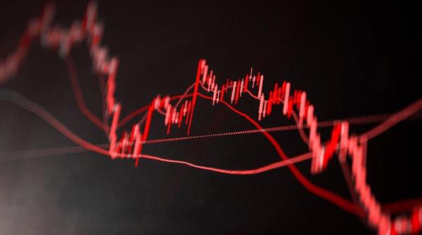 Crypto Radar: Bitcoin Balances on the Edge Amid Market Decline