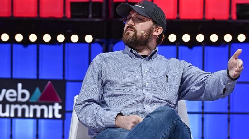 Cardano oprichter Charles Hoskinson op podium