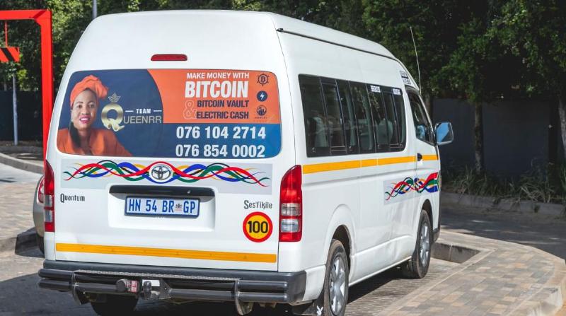 Een afbeelding van een busje in zuid afrika met een advertentie van bitcoin