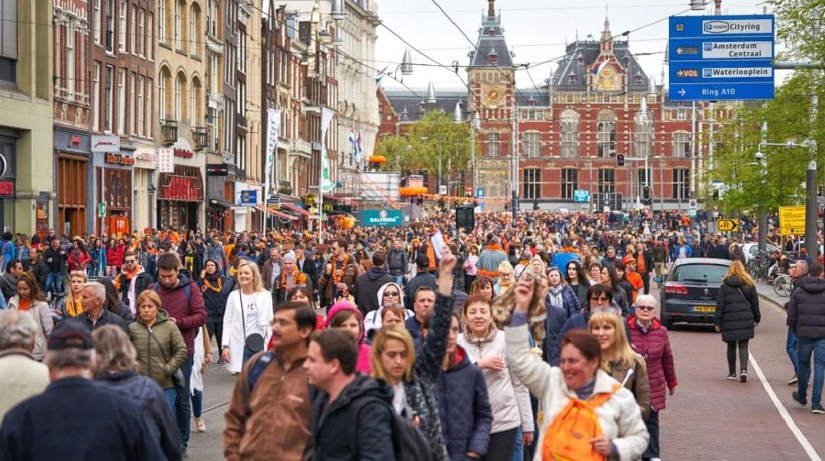 Featured image for Dutch Investors Pour Record Sums into Markets, But Savings Pile Up Even Higher