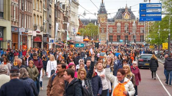 Dutch Investors Pour Record Sums into Markets, But Savings Pile Up Even Higher