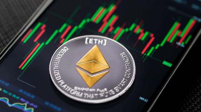 Foto van een ethereum munt op een mobiel met een candle grafiek