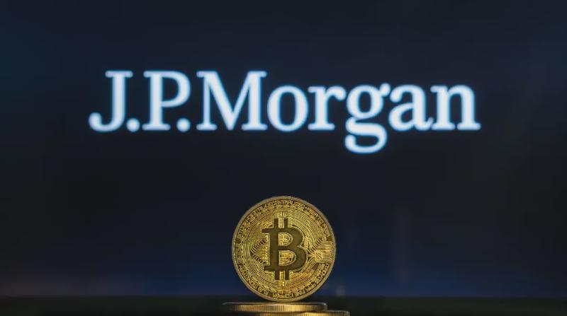 An image of a bitcoin (BTC) coin with the logo of JP Morgan, one of the largest and most important banks in the world, in the background.