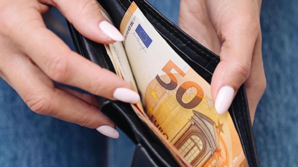 Featured image for Minimum Wage to Rise Again in 2026: Here's How It Affects Your Wallet