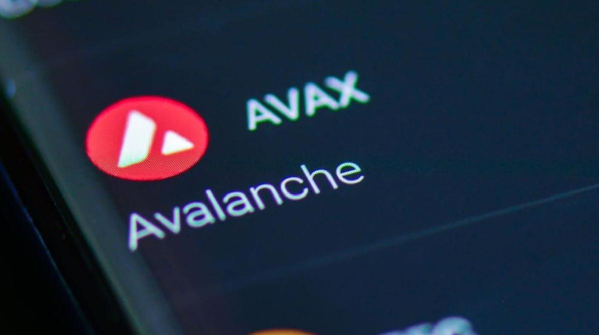 Featured image for Race for Avalanche ETF Heats Up: Bitwise Proposes Staking-Enabled Fund