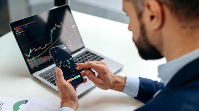 Cryptohandelaar staat voor een keuze