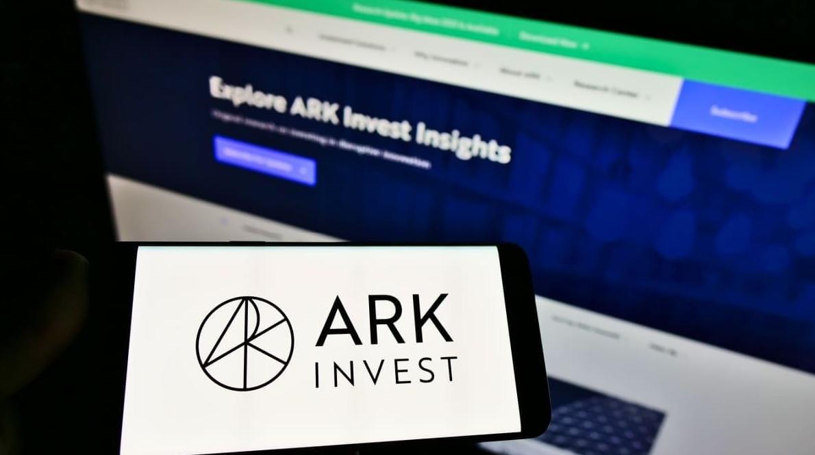 While investors are selling en masse, this company is investing another €33 million in crypto